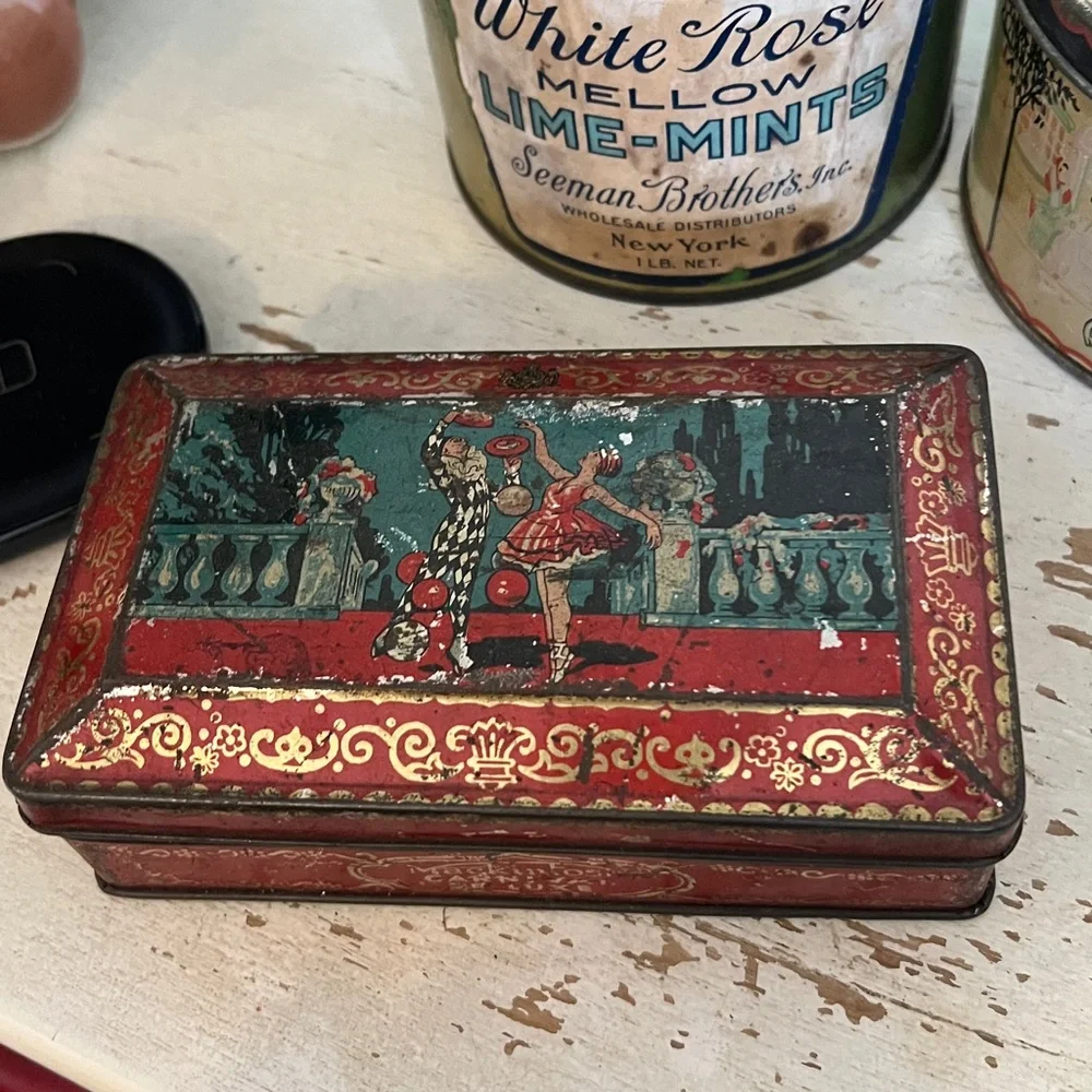 Mixed lot vintage advertising tins